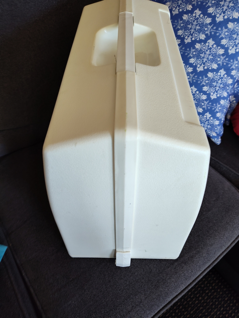 Plastic Sewing Machine Case - Picture 4 of 11
